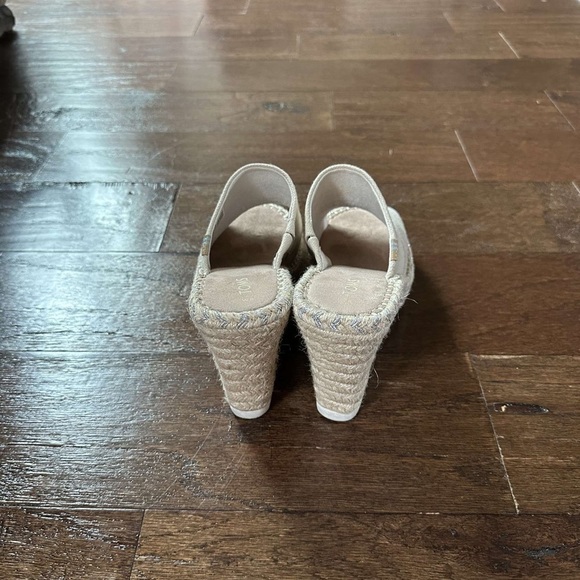 Toms-beige suede wedges-Size 8 - Picture 5 of 10